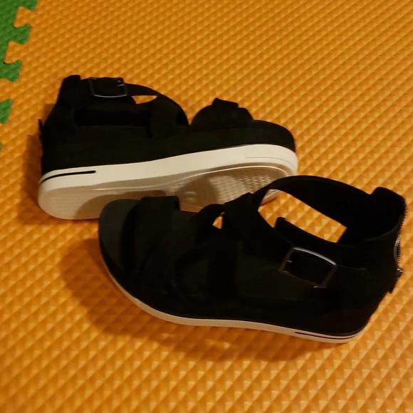 Eileen fisher sandal. Not used. - Picture 4 of 4